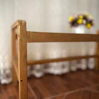 پذیرایی چوبی همراه گلدان کوچک