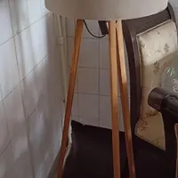 آباژور ایستاده