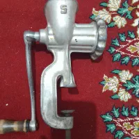 چرخ گوشت و اب میوه گیر قدیمی