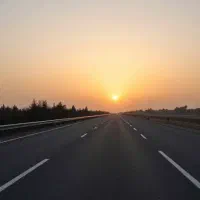 راننده با خودرو برای سرویس روزانه مرند به صوفیان