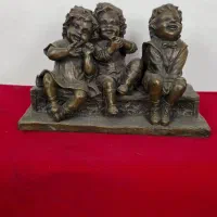 مجسمه برنز سه کودک روی نیمکت برنزی