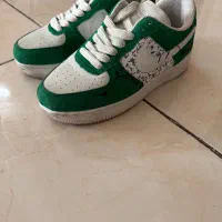 تعدادی کفش کتانی در حد نو