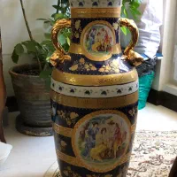 گلدان کنار سالنی