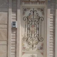 نقاشی داخل ساختمان و در و پنجره