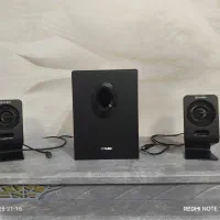 یک باند و دو عدد اسپیکر
