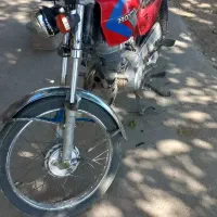 یک دستگاه موتور سیکلت تازه تعمیر