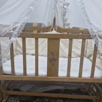 تخت و گهواره نوزاد چوبی کنار مادر مدل نارسیس