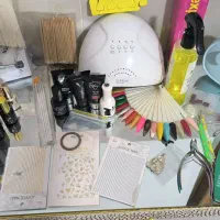 وسایل ناخن کاری ومیز کار .