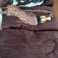 ۱عدد پرده مخمل قهوه ای وتعدادی چوب پرده ریل ساده