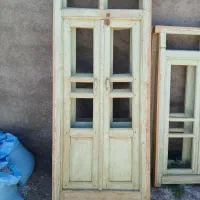 در و پنجره چوبی سنتی و تیر چوبی
