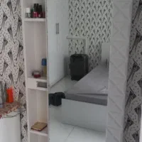 میز آرایش ایستاده دارای یه کشو و آینه