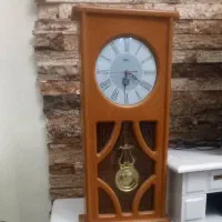 دوتا ساعت دیواری چوبی