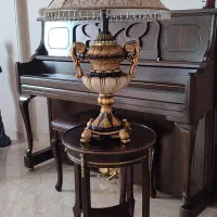 آباژور و میز چوبی زیر آن