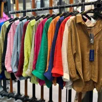 فروشنده در بوتیک لباس زنانه