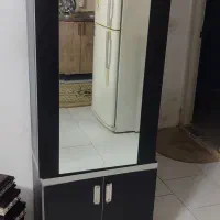 یک جفت پشتی و جا کفشی ایستاده