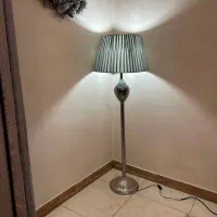 آباژور ایستاده