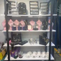 دکور یا کتابخانه  و میز پیشخوان