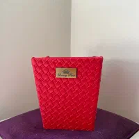 جعبه گل قرمز