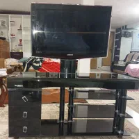 تلویزیون ۳۲ اینچ همراه با میز