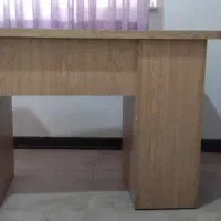 میز مطالعه و کامپیوتر