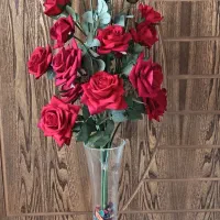 گلدان شیشه ای با گل مصنوعی رز مخملی