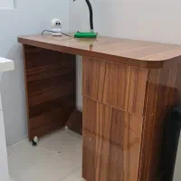 یک عدد میز تحریر در حد نو