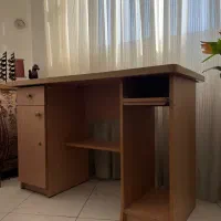 میز کامپیوتر کرمی در حد