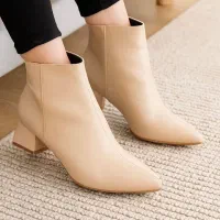 نیم بوت رنگ کرم سایز۳۹ فقط۶۰۰