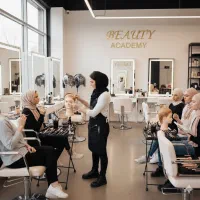 آموزش و ارائه مدرک فنی و حرفه ای آرایش زنانه