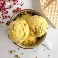 نیروی ثابت برای کار در فروشگاه آبمیوه و بستنی