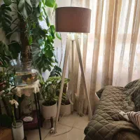 اباژور مشکی مدل نورافکن و سه پایه سفید شید طوسی|چراغ خواب و آباژور|تهران, بوستان چیتگر|دیوار