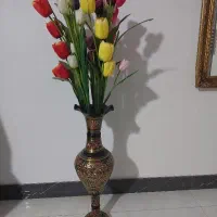 گلدان هندی با گلهای لاله زیبا