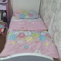 تخت نوجوان و یه عدد میز تحریر
