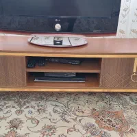 تلویزیون ۳۲ اینچ کم کارکرد و میز تلویزیون