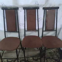 سه تا صندلی همراه با میز شیشه ای