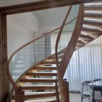 سازه های مدرن پله با جان پناه شیشه خم