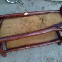 میز عسلی و درب قدیمی باغ برای اجرای کار روستیک