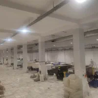 کارگر ساده خانم و اقا اپراتور دستگاه تزریق پلاستیک