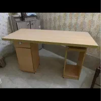 میز تحربر و کامپیوتر