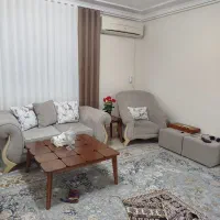 مبل ۹ نفره بسیار تمیز با دو تا پاف و یک میز وسط