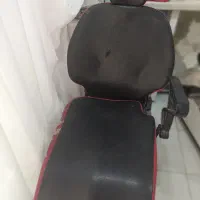 صندلی اصلا سالم فقط چرمش یه کم زده داره