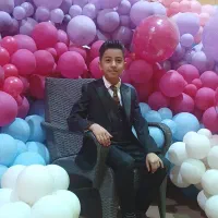 کت وشلوار وجریقه و یک جفت کفش مشکی با کفش مشکی