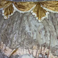 پرده پذیرایی کرم و طلایی مجلسی با والان و تزئینات