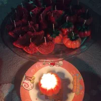 شمع های یلدایی و شاخه گل