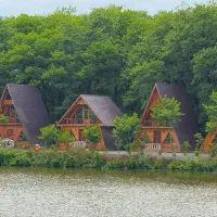 کلبههای جنگلی استخردار، منظره دریاچه گیسوم|اجارهٔ کوتاهمدت ویلا و باغ|اسالم, |دیوار