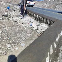 به تعدادی کارگر برای سنگ سیمان و دیوار