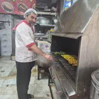 به یک کارگر ساده یا کمک اشپز نیازمنیدم