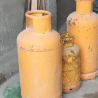 ۲ عدد کپسول ایران گاز ۲۵ کیلوی  یک عد هم ۵۰ کیلوی