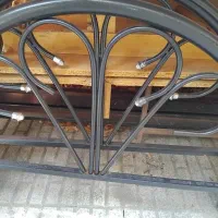 تخت تک‌نفره فلزی در حد نو