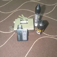 یک عدد تبر کلکسیونی تمام برنج و یک عدد ویپ